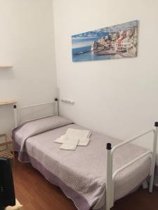sypialnia z łóżkiem i obrazem na ścianie w obiekcie Hotel Villa Cristina w Rapallo