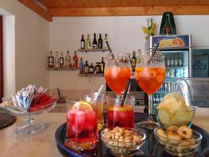 un tavolo ricoperto di bicchieri di bevande e ciotole di cibo di Casa Vacanze la Paloma a Peschici