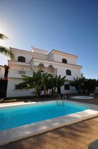 una casa con piscina frente a ella en Villa Carolina with private pool en Salobre