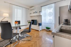 salon z biurkiem, krzesłami i umywalką w obiekcie Central Palace Apartment w mieście Zadar