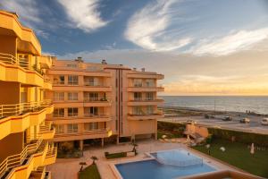 un edificio con piscina vicino all'oceano di BARRAMARES 3 a Furadouro