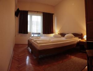 Un pat sau paturi într-o cameră la Hotel Praid