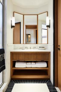 Shinola Hotel的一间浴室