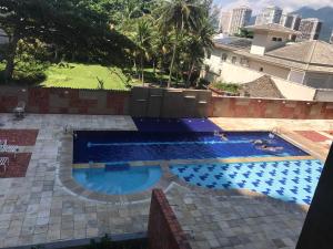 a swimming pool in the middle of a yard at Flat na praia in Rio de Janeiro