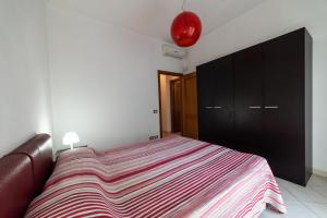 1 dormitorio con 1 cama y armario negro en Il gabbiano in città, en Palermo