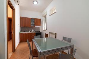 uma cozinha com mesa e cadeiras num quarto em Il gabbiano in città em Palermo