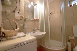 Koupelna v ubytování Apartment Nena + 7 fotografií