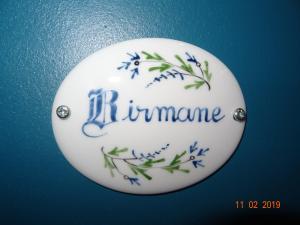 a white plate with blue flowers on it at La ferme aux chats in Formigny