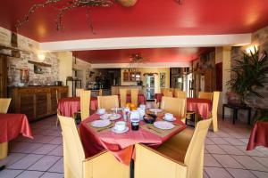 a dining room with a table with red table cloth at Hôtel Restaurant Le Mûrier de Viels - Grand Figeac in Causse et Diege