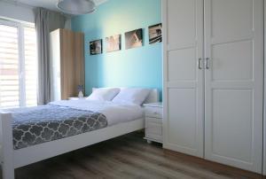 Ένα ή περισσότερα κρεβάτια σε δωμάτιο στο CHILLIapartamenty - Navigator - MUSTANG