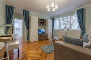 un soggiorno con divano e TV di Central stylish & cozy one bedroom Apartment - Adela Accommodation - Ideal for long stays a Bucarest