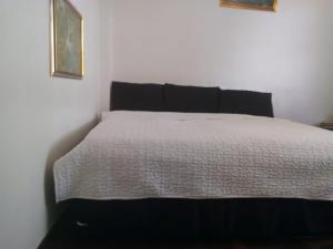 Кровать или кровати в номере Rosebank Accommodation