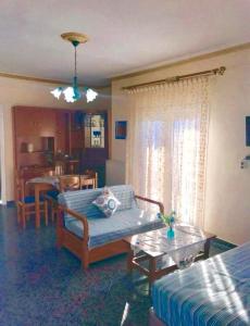 a living room with a couch and a table at Casa Del Sol in Skala Marion