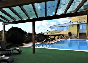 Bazén v ubytování Hotel Rural Rocha da Gralheira nebo v jeho okolí