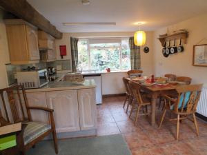 ランダバリーにあるThe Byreのテーブルと椅子のあるキッチンとダイニングルーム +9枚の写真