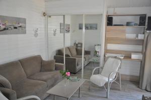 sala de estar con sofá y mesa en Chalet, en Plouër-sur-Rance