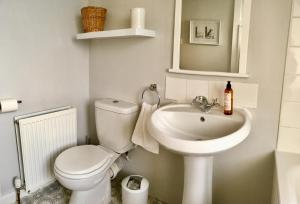 un bagno bianco con un water e un lavandino di Puffin Cottage a John O Groats Altre 27 foto