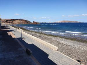 Playa del Burrero的住宿－BRISAS DEL MAR APARTMENT, ONE STEP FROM THE SEA.，相簿中的一張相片