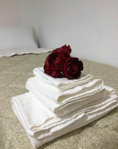 um buquê de rosas vermelhas em cima de toalhas brancas em B&B LA DOLCE VITA em Gragnano