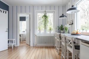 uma cozinha com mesa e cadeiras num quarto em Villa Ekegården em Härryda