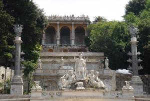 ローマにあるRifugio degli Artisti B&Bの木立の前の像