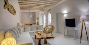 salon z białą kanapą i telewizorem w obiekcie VILLA ATHENA- Private Pool- Amazing Aegean View w mieście Fanari