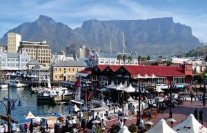 Cape Town的住宿－Check Inn Hotel，港口,码头上有船在水里