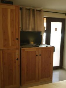 Uma TV ou centro de entretenimento em Hostal Anpaymi Atacama