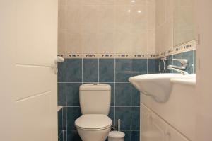 Un baño de H&O Best Apt In Paphos!