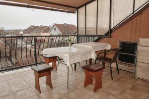 balcón con mesa y sillas en Vila Delia, en Oradea