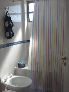 Un baño con cortina de ducha y lavabo. en Departamento de la calle 50, en La Plata