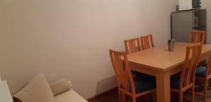 Pokój ze stołem, krzesłami i kanapą w obiekcie Ubytovanie Naďka w Turčianskich Teplicach
