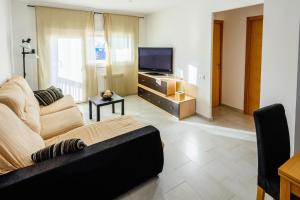 Carrer Sevilla في تاراغونا: غرفة معيشة مع أريكة وتلفزيون