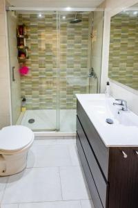 uma casa de banho com um WC, um lavatório e um chuveiro em Carrer Sevilla em Tarragona