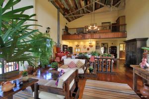 a living room with a couch and a table at A Casa Vermelha Hospedaria in Tiradentes