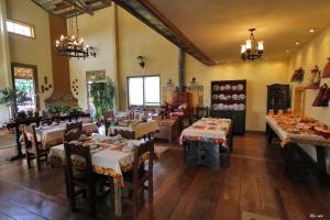 A Casa Vermelha Hospedaria餐厅或其他用餐的地方