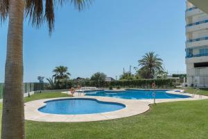 Bazén v ubytování FIRST Beach line nebo v jeho okolí