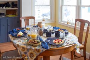 - une table avec des assiettes de nourriture dans la cuisine dans l'établissement Clary Lake Bed and Breakfast, à Jefferson