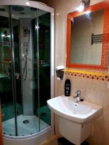a bathroom with a sink and a shower at Apartamento Realejo centro ciudad in Granada
