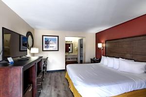 A bed or beds in a room at Super 8 by Wyndham Williams West Route 66 - Grand Canyon Area