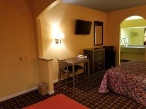 Postel nebo postele na pokoji v ubytování Texan Inn & Suites
