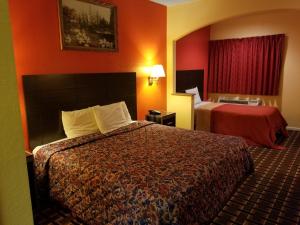 Postel nebo postele na pokoji v ubytování Texan Inn & Suites