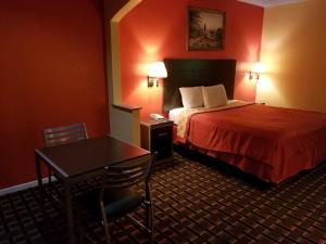 Postel nebo postele na pokoji v ubytování Texan Inn & Suites