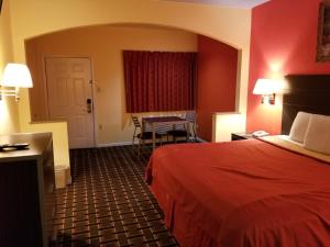 Postel nebo postele na pokoji v ubytování Texan Inn & Suites