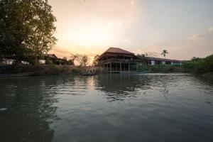 - une vue sur un lac avec un bâtiment au loin dans l'établissement Chanhthida Riverside Guesthouse and The River Front Restaurant, à Ban Khon