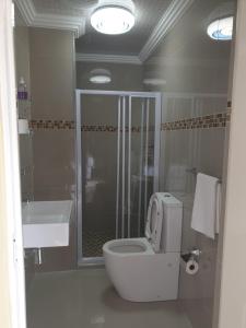 een badkamer met toilet, douche en wastafel bij MATAT GARDENS in Matatiele +18 foto's