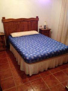 Un dormitorio con una cama con una cubierta azul. en Casa Napoleón, en Medina Sidonia
