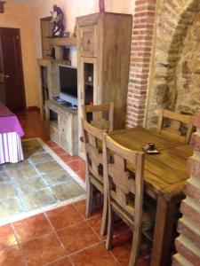 comedor con mesa de madera y sillas en Casa Napoleón, en Medina Sidonia