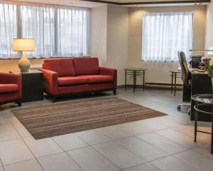 A seating area at Comfort Inn Thunder Bay