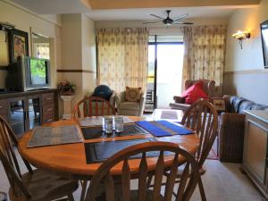 - une table à manger et des chaises dans le salon dans l'établissement Genting Sempah Berjaya Hill, à Bukittinggi